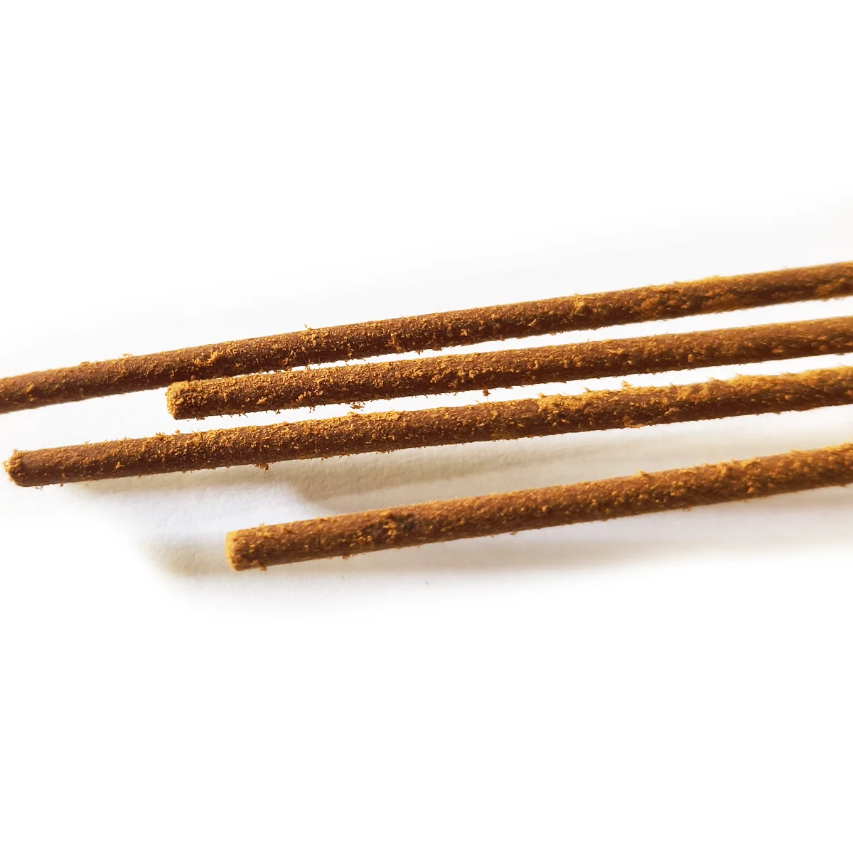 Primer plano de la textura natural del incienso masala de palo santo marca Satya hecho a mano.