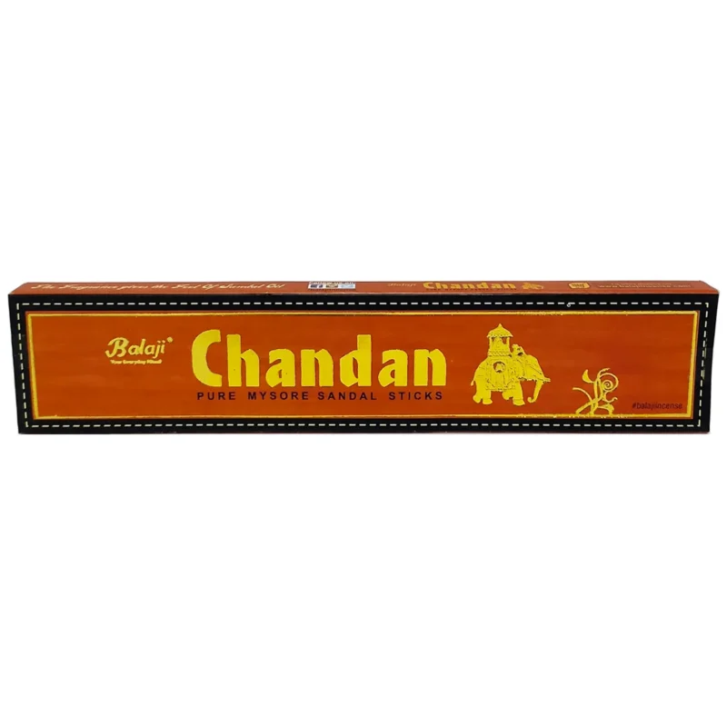 Caja y varillas de incienso Balaji Chandan de sándalo original sobre un fondo blanco.