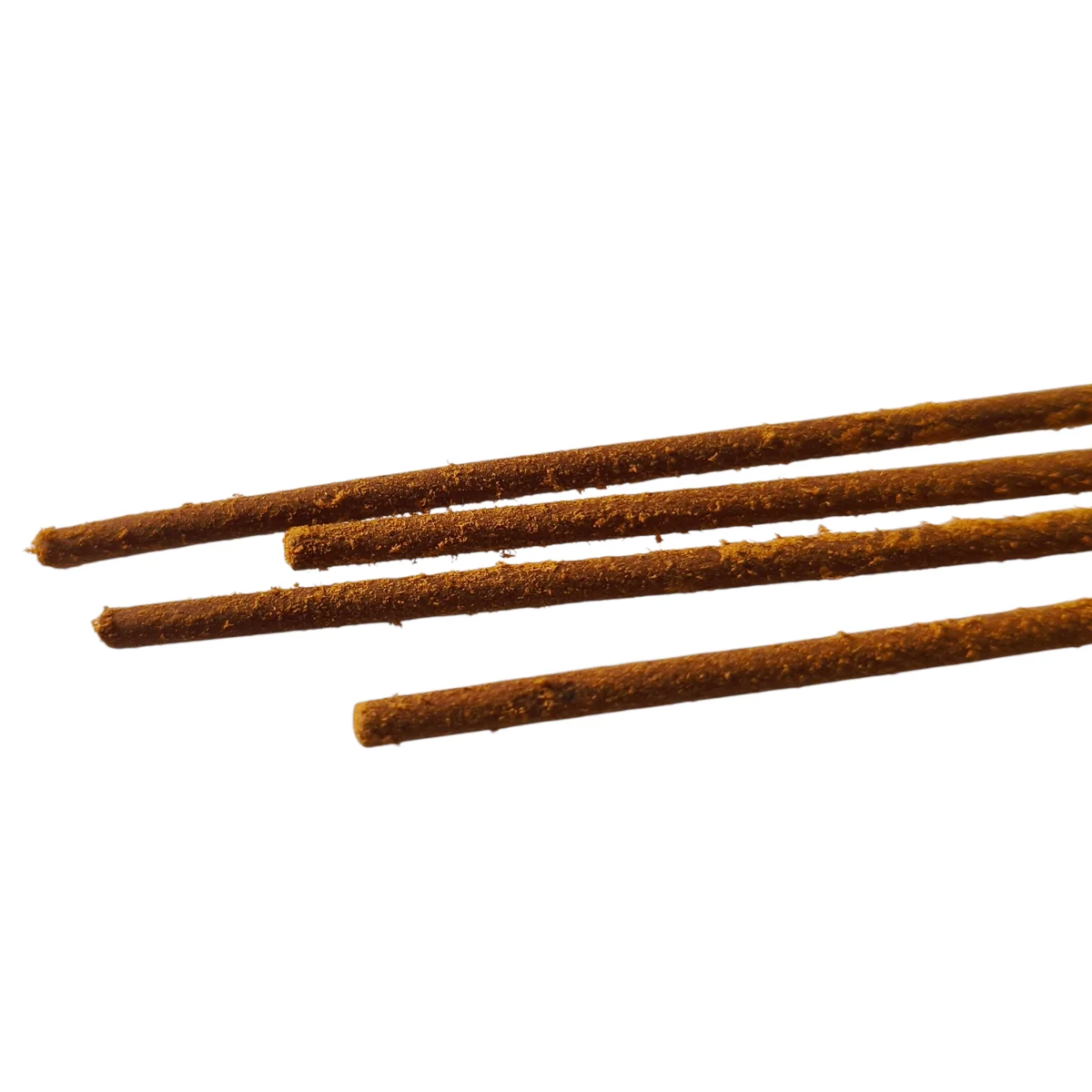 Primer plano de varitas de incienso de Palo Santo Satya enrolladas a mano.