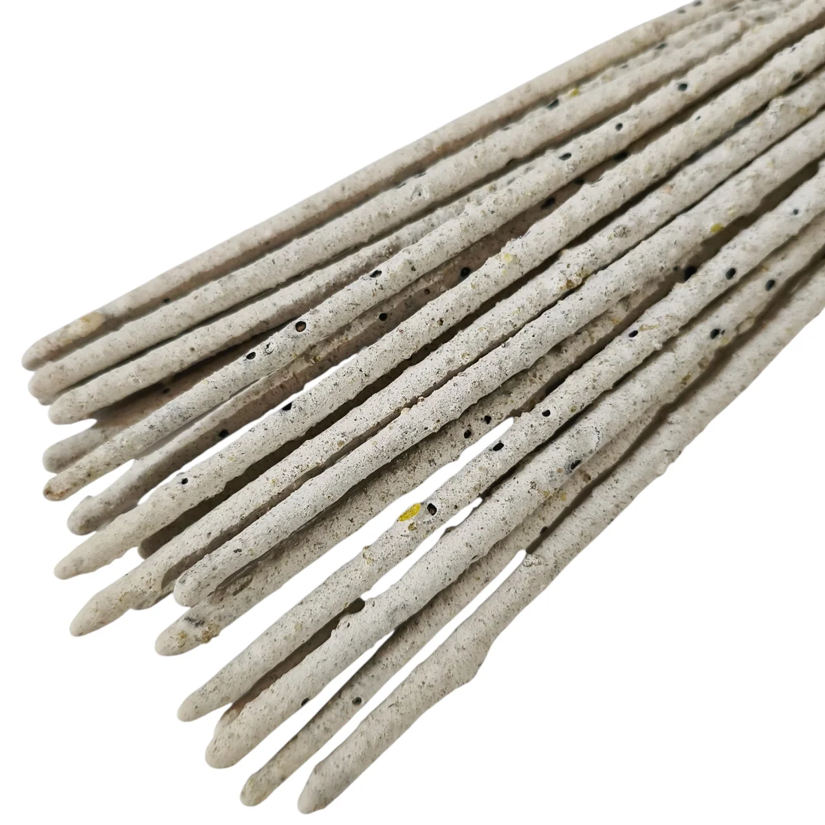 Detalle en primer plano de la textura de un incienso de copal blanco artesanal premium listo para usar.