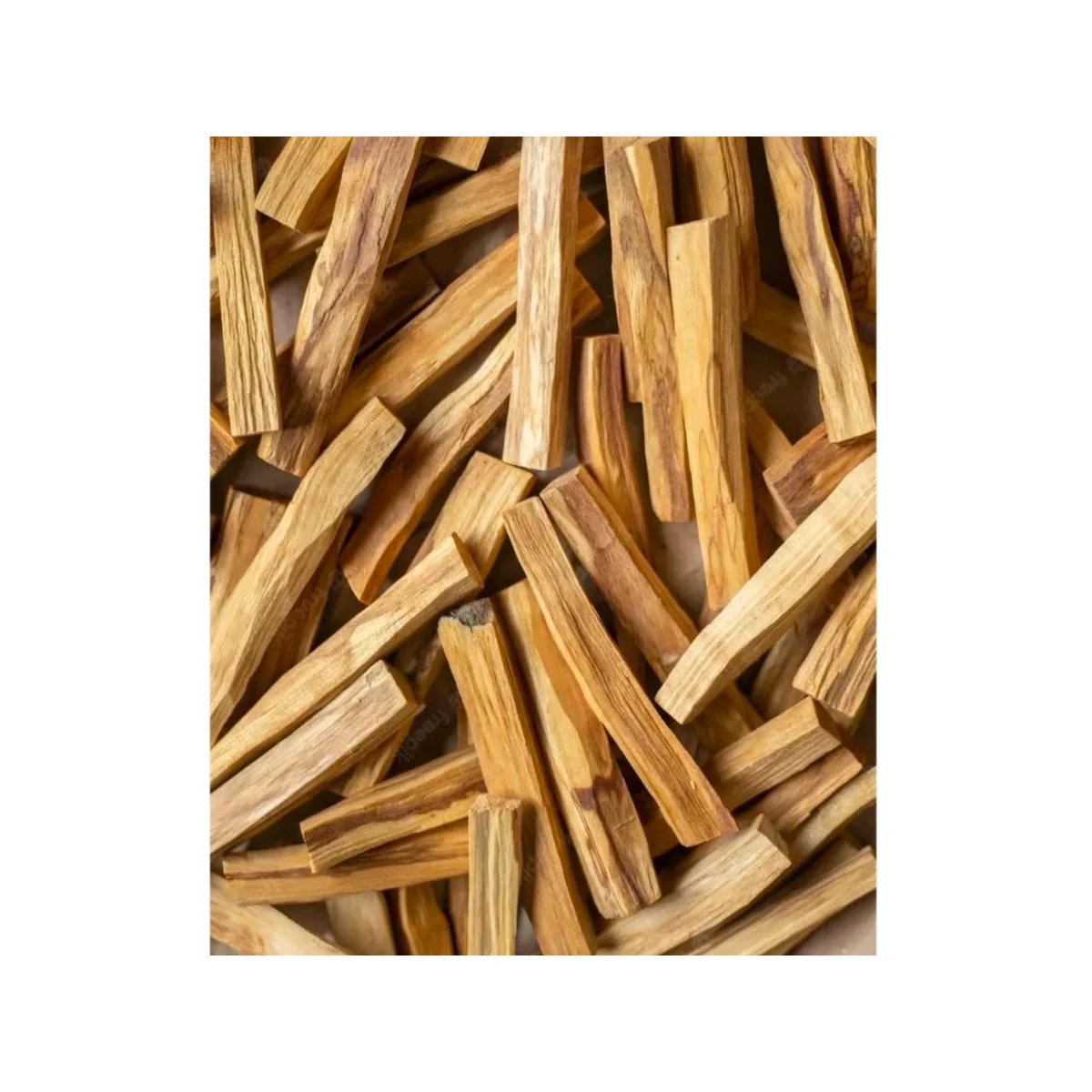 Palitos de palo santo de peru original mostrando las vetas de resina natural y corte artesanal.