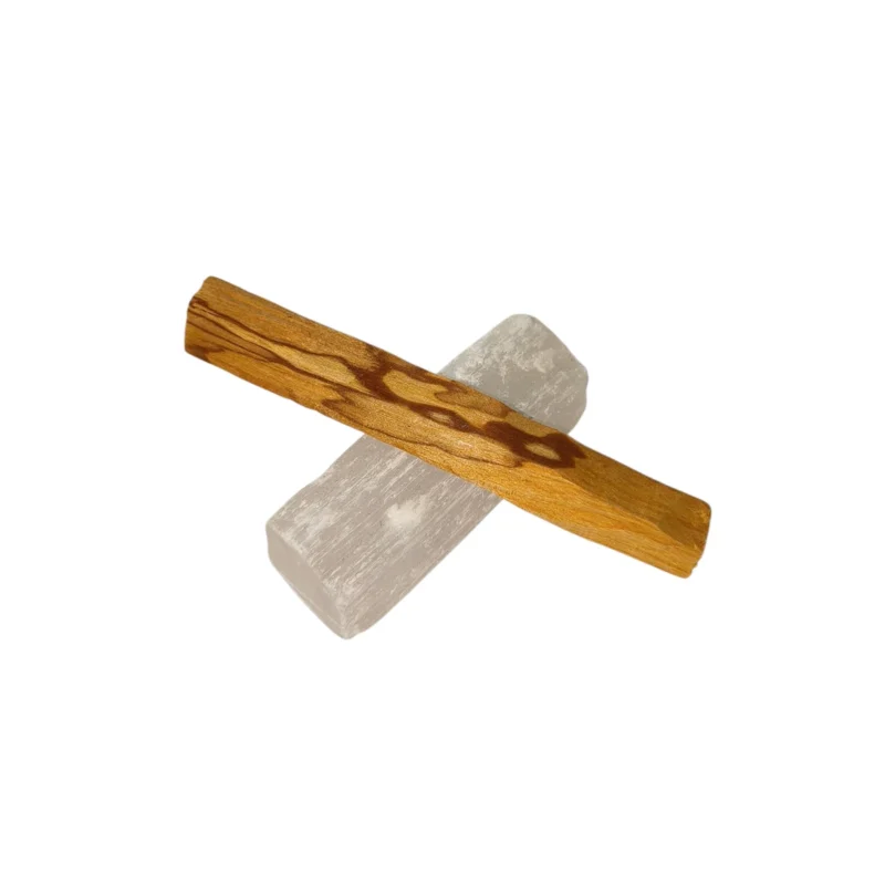 Madera sagrada de palo santo natural original sobre fondo blanco para limpieza energetica.