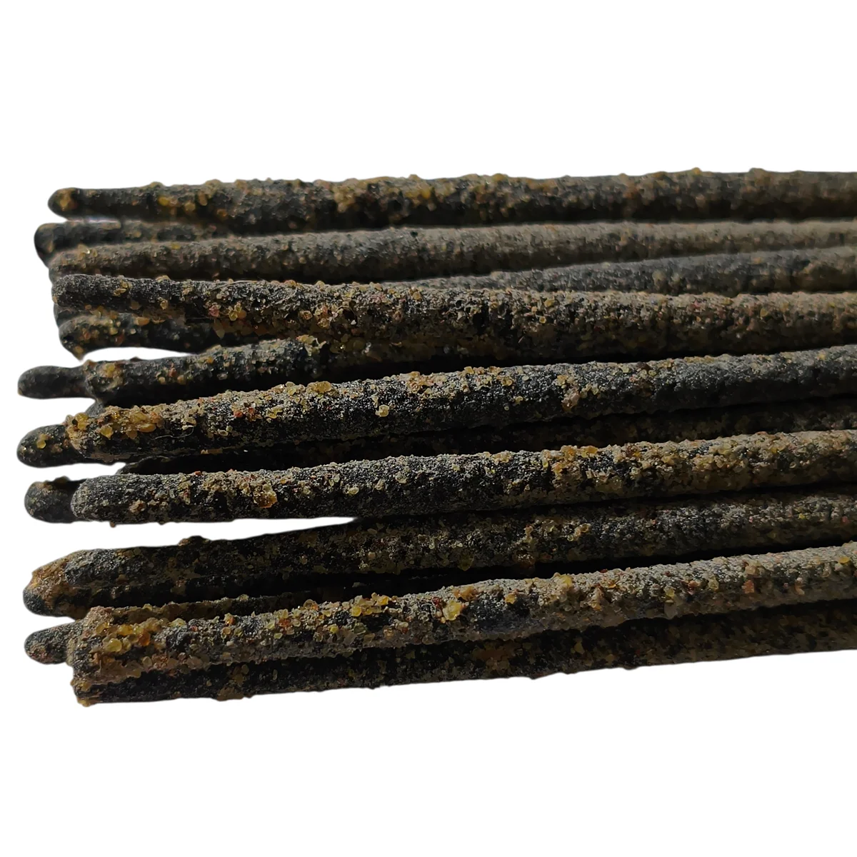 Primer plano de la resina de copal puro utilizada para fabricar incienso artesanal.