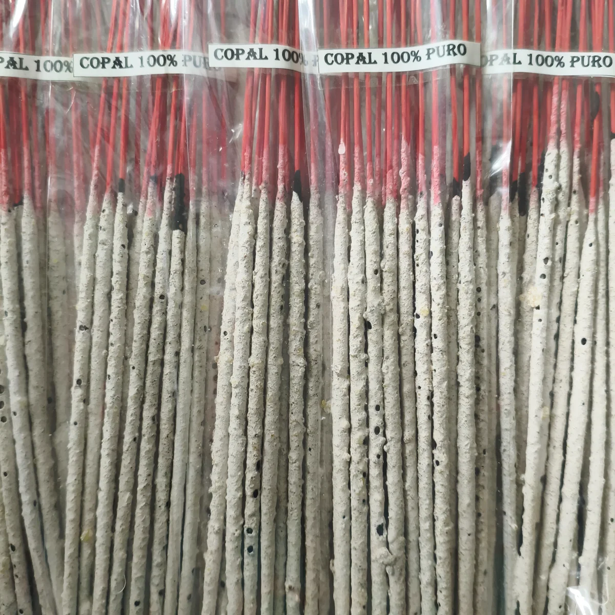 Caja y varitas de incienso copal blanco orgánico elaborado de forma tradicional.