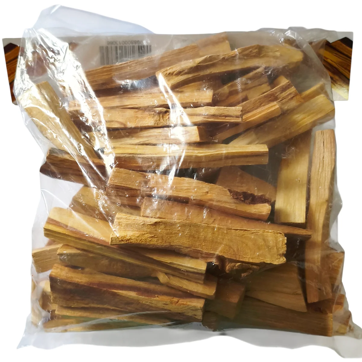 Primer plano de astillas de palo santo natural donde se aprecia la resina de la madera.
