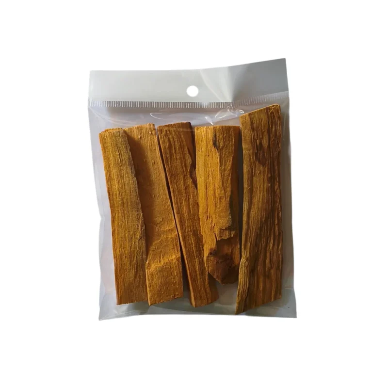 Astillas de madera de palo santo original de Perú sobre fondo blanco para limpieza energética.