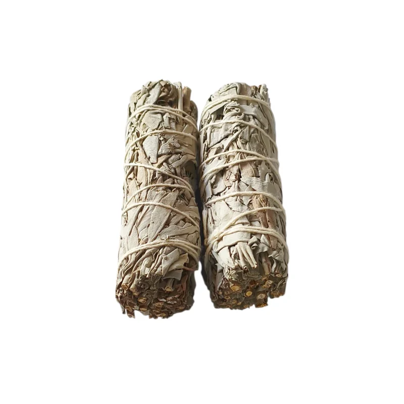 Paquete de salvia blanca sahumerio de 2 piezas sobre fondo blanco para limpieza energetica.